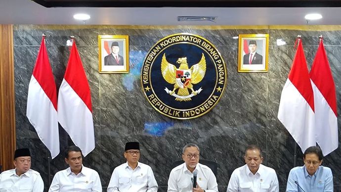 Menteri Koordinator Bidang Pangan Zulkifli Hasan (Zulhas) (ketiga kanan) dalam rapat koordinasi terbatas program nasional bidang pangan di Jakarta, Senin, 12 Januari 2026. ANTARA/Aria Ananda.
