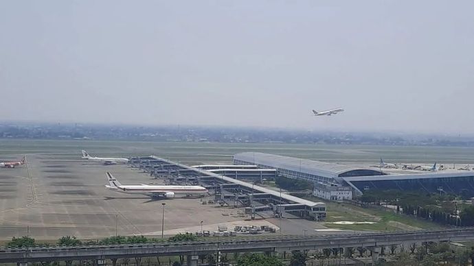 Ilustrasi - Sejumlah pesawat lepas landas dari kawasan Bandara Internasional Soekarno-Hatta, Tangerang, Banten. (ANTARA/Azmi Samsul M)