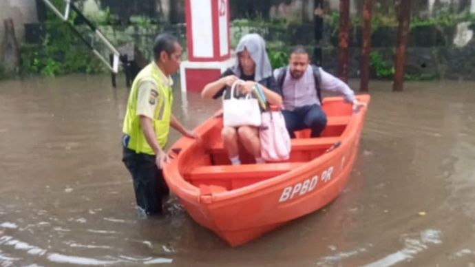 Petugas mengevakuasi warga yang rumahnya terendam banjir di Jakarta, Senin, 12 Januari 2026. ANTARA/HO-BPBD DKI.