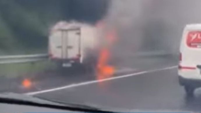 Sebuah mobil boks dilaporkan terbakar di ruas Tol Cinere&ndash;Jagorawi, tepatnya di sekitar GT Tol Cisalak 1, pada Senin siang sekitar pukul 11.00 WIB. Dalam rekaman video, terlihat mobil boks dalam kondisi terbakar di pinggir jalan tol.