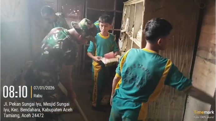 Para siswa Madrasah Tsanawiyah Swasta (MTSS) Yaspendi di Jalan Pekan Sungai Iyu, Desa Sungai Iyu, Kecamatan Bendahara, Kabupaten Aceh Tamiang, bergotong royong bersama sejumlah anggota TNI membersihkan ruang-ruang kelas yang terdampak banjir.