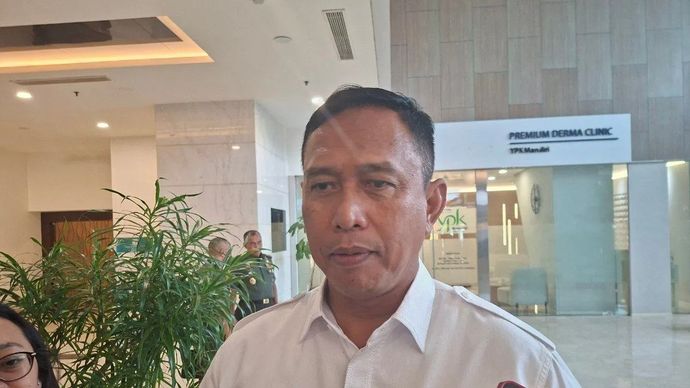 Direktur Utama (Dirut) Perum Bulog Ahmad Rizal Ramdhani menjawab pertanyaan dari awak media di Kementerian Koordinator Bidang Pangan, Jakarta, Senin, 12 Januari 2026. (ANTARA/Aji Cakti)