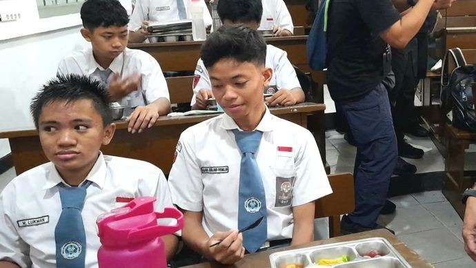 Siswa SMKN 1 Jakarta menerima Makan Bergizi Gratis (MBG) di hari pertama program tersebut digulirkan kembali pada Kamis, 8 Januari 2026. ANTARA/Lintang Budiyanti Prameswari.