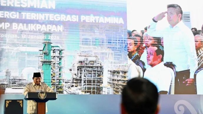 Presiden Prabowo Subianto (kiri) berpidato dalam acara peresmian Infrastruktur Energi Terintegrasi RDMP Pertamina Balikpapan, Kalimantan Timur, Senin, 12 Januari 2016. ANTARA/HO-Sekretariat Kabinet.