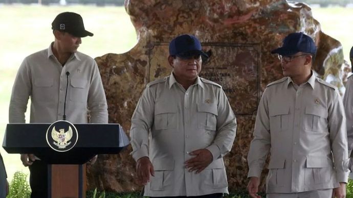 Presiden Prabowo Subianto (tengah) didampingi Menteri Koordinator Bidang Infrastruktur dan Pembangunan Kewilayahan Agus Harimurti Yudhoyono (kiri) dan Ketua Lembaga Perguruan Taman Taruna Nusantara (LPTTN) Sugiono (kanan) saat meresmikan SMA Taruna N
