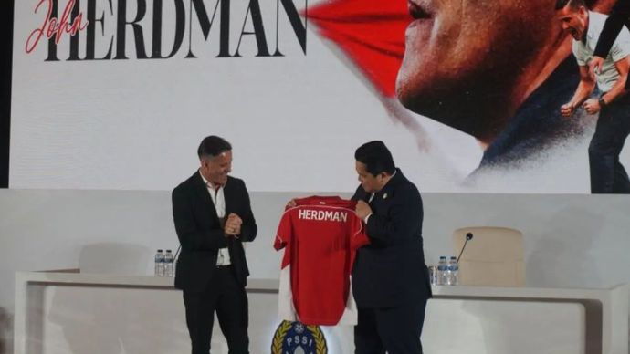 John Herdman (kiri) saat diperkenalkan sebagai pelatih kepala baru timnas Indonesia di Hotel Mulia, Jakarta, Selasa, 13 Januari 2026. ANTARA/Zaro Ezza Syachniar