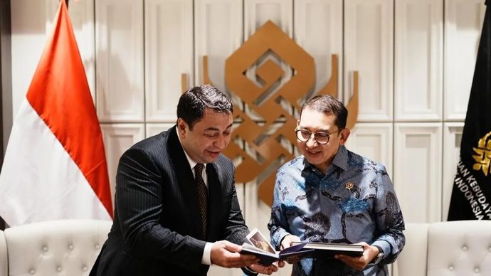 Menteri Kebudayaan Fadli Zon bertemu (kanan) dengan Duta Besar Azerbaijan Ramil A. Rzayev (kiri) untuk membahas potensi kerja sama di bidang sastra, warisan budaya serta pertukaran kegiatan kebudayaan. (ANTARA/HO-Kementerian Kebudayaan)