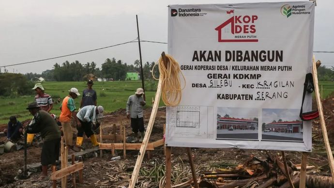 Pekerja menyelesaikan pembangunan gerai Koperasi Desa Merah Putih (KDMP) Silebu di Kragilan, Kabupaten Serang, Banten, Kamis, 4 Desember 2025. Pemerintah menetapkan pembentukan Koperasi Desa/Kelurahan (Kopdes/Kel) Merah Putih menjadi salah satu syarat pencairan dana desa sebagaimana tertuang dalam Peraturan Menteri Keuangan (PMK) Nomor 81 Tahun 2025 tentang Perubahan atas PMK Nomor 108 Tahun 2024 tentang Pengalokasian Dana Desa Setiap Desa, Penggunaan, dan Penyaluran Dana Desa Tahun Anggaran 2025. ANTARA FOTO/Angga Budhiyanto/tom.