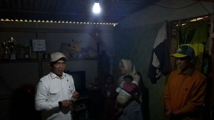 Mendukbangga/Kepala BKKBN Wihaji (kiri) saat mengunjungi rumah salah satu keluarga berisiko stunting untuk diberikan bantuan nutrisi selama enam bulan di Kabupaten Sukabumi, Jawa Barat, Senin, 12 Januari 2026. ANTARA/Lintang Budiyanti Prameswari