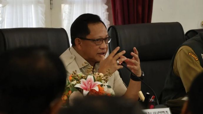 Menteri Dalam Negeri (Mendagri) RI Tito Karnavian memberikan penjelasan dalam rapat koordinasi penanganan bencana di Kota Padang, Sumatera Barat, Selasa, 13 Januari 2026. ANTARA/Muhammad Zulfikar