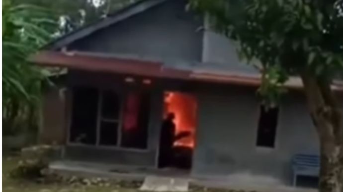 Aksi Heroik, Pemuda Ini Nekat Selamatkan Motor Tetangga dari Kebakaran