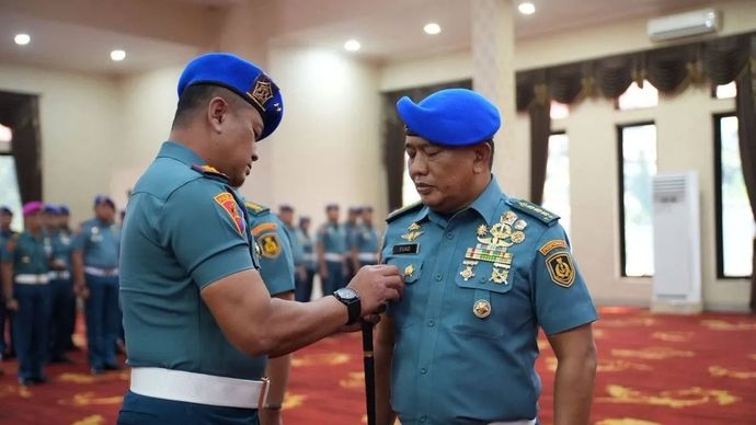 Komandan Puspomal (Danpuspomal) Mayjen TNI (Mar) Harry Indartoitu (kiri) melantik Kolonel Laut (PM) Khoirul Fuad menjadi Direktur Pembinaan Umum (Dirbinum) Pusat Polisi Militer Angkatan Laut (Puspomal) di kantor Puspomal Kelapa Gading, Jakarta Utara, Rabu, 14 Januari 2026. (ANTARA/Ho-Humas TNI AL)