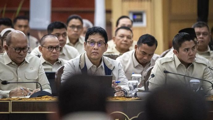Sekretaris Kabinet Teddy Indra Wijaya (kanan) bersama Menteri Keuangan Purbaya Yudhi Sadewa (tengah) dan Menteri Investasi dan Hilirisasi/Kepala BKPM sekaligus CEO Badan Pengelola Investasi (BPI) Daya Anagata Nusantara (Danantara) Rosan Roeslani (kir