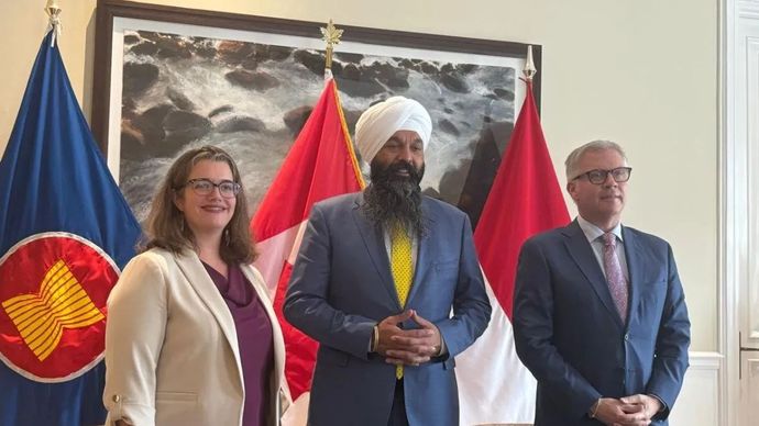 Kiri-kanan: Duta Besar Kanada untuk ASEAN Ambra Dickie, Sekretaris Negara Kanada untuk Pembangunan Internasional Randeep Sarai, dan Duta Besar Kanada untuk Indonesia Jess Dutton dalam konferensi pers di Jakarta, Selasa, 13 Januari 2026. (ANTARA/Cindy