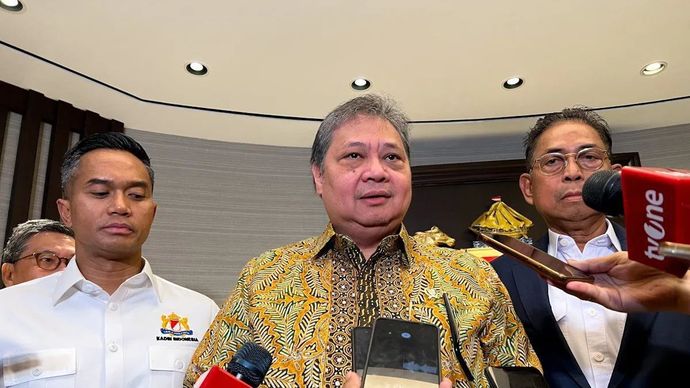 Menteri Koordinator Bidang Perekonomian Airlangga Hartarto (tengah), Ketua Umum Kadin Indonesia Anindya Bakrie (kiri) dalam jumpa pers di sela Road to Jakarta Food Security Summit di Jakarta, Selasa, 13 Januari 2026. ANTARA/Harianto