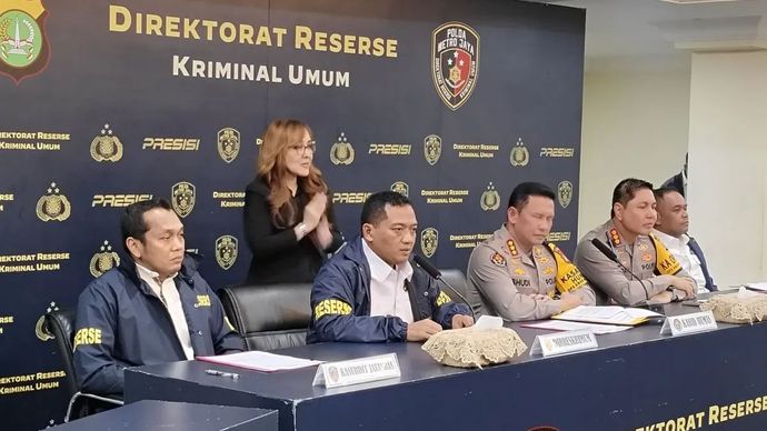 Direktur Reserse Kriminal Umum Polda Metro Jaya, Kombes Pol Iman Imanuddin (kedua dari kiri) bersama Kasubdit Jatanras Ditreskrimum Polda Metro Jaya, AKBP Abdul Rahim (kiri) saat ditemui di Jakarta, Senin, 10 November 2025. ANTARA/Ilham Kausar