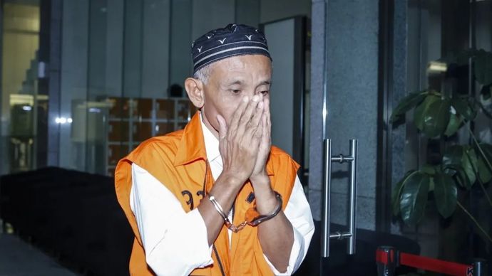 Tersangka kasus dugaan tindak pidana korupsi terkait suap ijon proyek di Kabupaten Bekasi H.M Kunang berjalan menuju mobil tahanan usai menjalani pemeriksaan di Gedung Merah Putih KPK, Jakarta, Selasa, 6 Januari 2026. KPK melakukan pemeriksaan terhadap ayah Bupati Bekasi nonaktif H.M Kunang sebagai tersangka kasus dugaan tindak pidana korupsi terkait suap ijon proyek di Kabupaten Bekasi. ANTARA FOTO/Asprilla Dwi Adha/YU (ANTARA FOTO/ASPRILLA DWI ADHA)