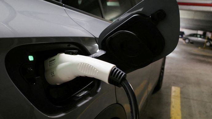 Ilustrasi. Mobil listrik sedang melakukan pengisian daya. (Foto: Reuters) 