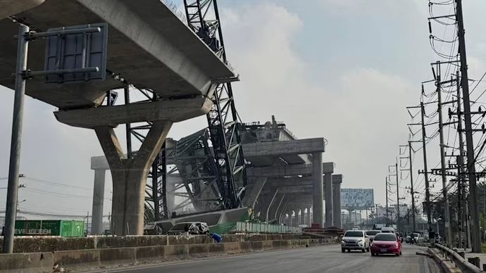 Sebuah crane di lokasi konstruksi jalan tol di pinggiran Bangkok roboh pada 15 Januari 2026, menewaskan dua orang. (Foto: Facebook/Fire &amp; Rescue Thailand)