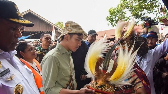 Wakil Presiden Gibran Rakabuming Raka (tengah) menerima mahkota Cendrawasih dari warga saat meninjau Pasar Potikelek di Wamena, Kabupaten Jayawijaya, Papua Pegunungan, Rabu, 14 Januari 2026. ANTARA FOTO/Indrianto Eko Suwarso/foc/am.