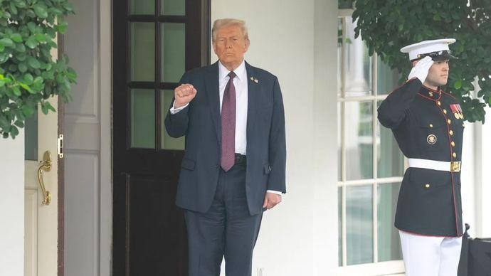 Trump menyebut alasan keamanan nasional sebagai dasar pengenaan tarif impor semikonduktor itu.