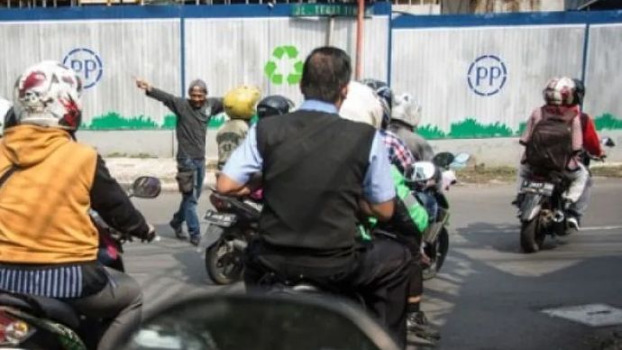 Ilustrasi - Pak ogah di persimpangan kawasan Tebet Timur, Jakarta. (ANTARA FOTO/Aprillio Akbar).