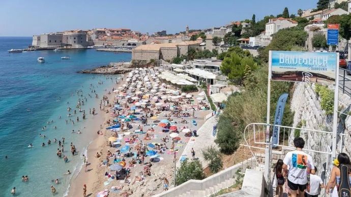 Orang-orang mendinginkan diri di tengah teriknya musim panas di sebuah pantai di Dubrovnik, Kroasia, 9 Agustus 2025. (Grgo Jelavic/PIXSELL via Xinhua)