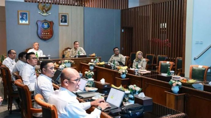 Menteri Transmigrasi (Mentrans) M. Iftitah Sulaiman Suryanagara (kanan) dan Kepala BSSN Letjen (Purn) Nugroho Sulistyo Budi (kiri) menjalin kerja sama penyediaan sarana digital untuk Kampus Patriot. ANTARA/HO-Kementrans.