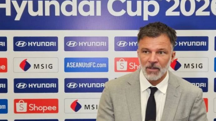 Pelatih timnas Thailand, Anthony Hudson, menjawab pertanyaan pewarta setelah undian grup Piala ASEAN Hyundai 2026 di Studio MNC, Jakarta, Kamis (15/1/2026). (ANTARA/RAUF ADIPATI)