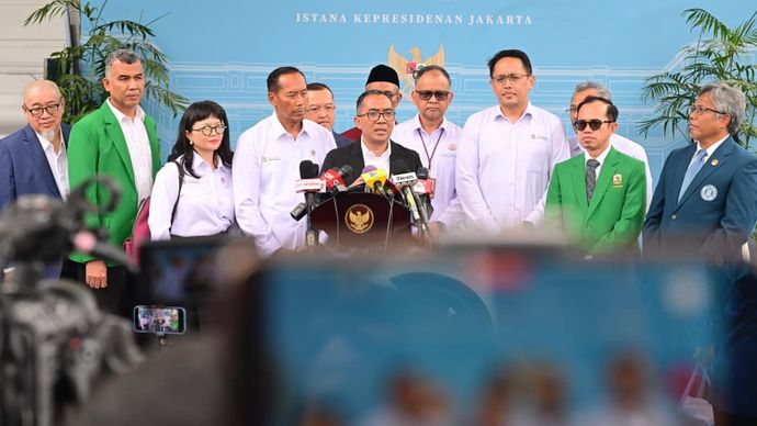 Mendiktisaintek Brian Yuliarto bersama para rektor dan guru besar di Istana Negara, Jakarta. 