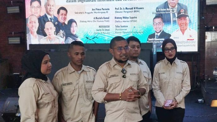 Pendiri Kontra Narasi, Sandri Rumanama (tengah). 