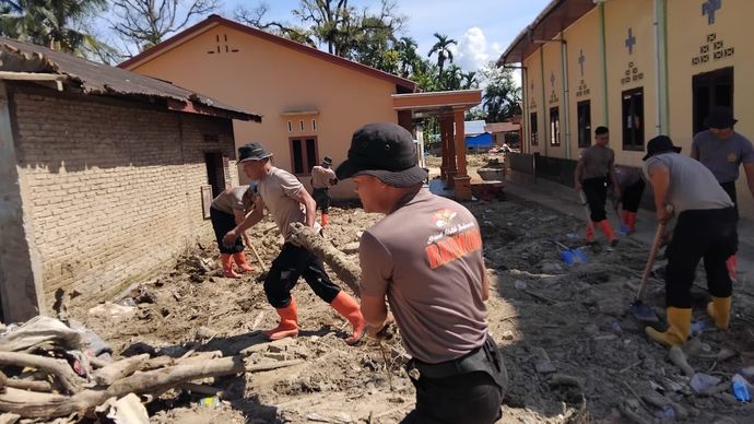Brimob bersihkan rumah warga korban bencana di Tapanuli Selatan, Sumatra Utara. 