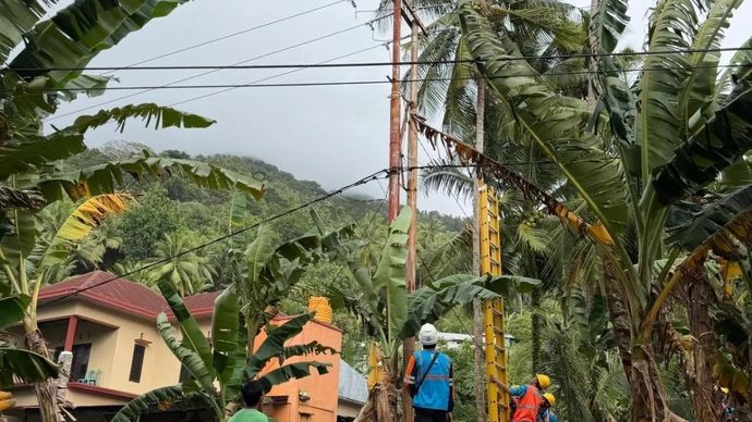 Petugas saat memperbaiki jaringan listrik pasca bencana Siau, Sulut. 