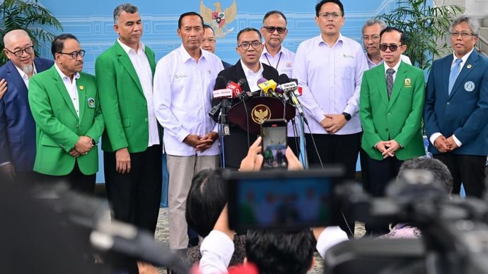 Mendiktisaintek Brian Yuliarto bersama para rektor dan guru besar. 