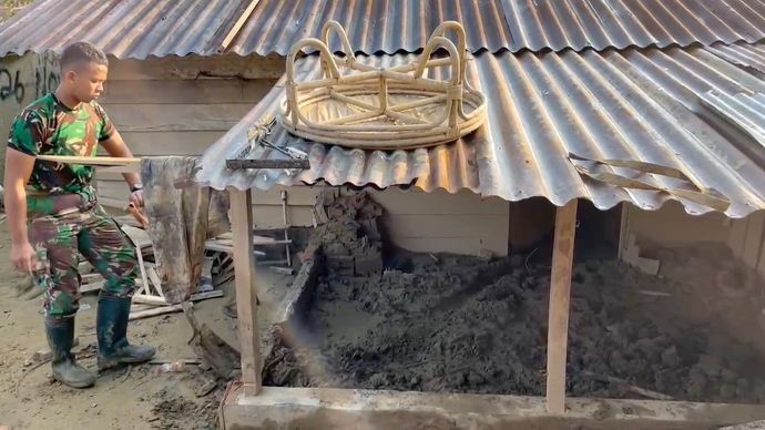 Momen Rumah-rumah Lansia di Aceh Tamiang Dibersihkan dari Lumpur oleh TNI, Pemulihan Sentuh yang Paling Rentan