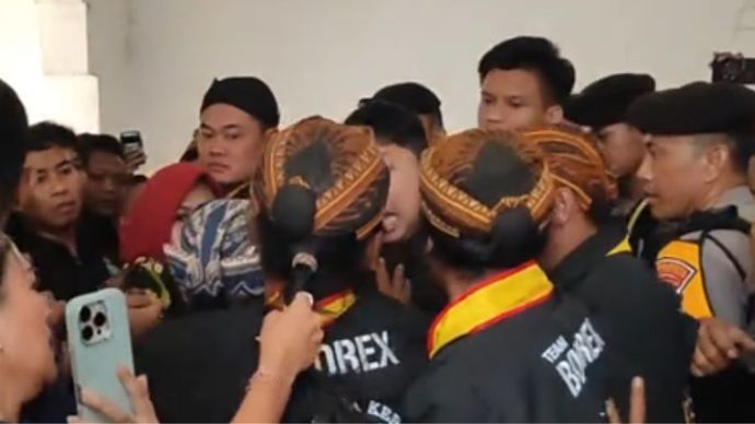 Kericuhan Terjadi di Dalam Keraton Jelang Kedatangan Fadli Zon