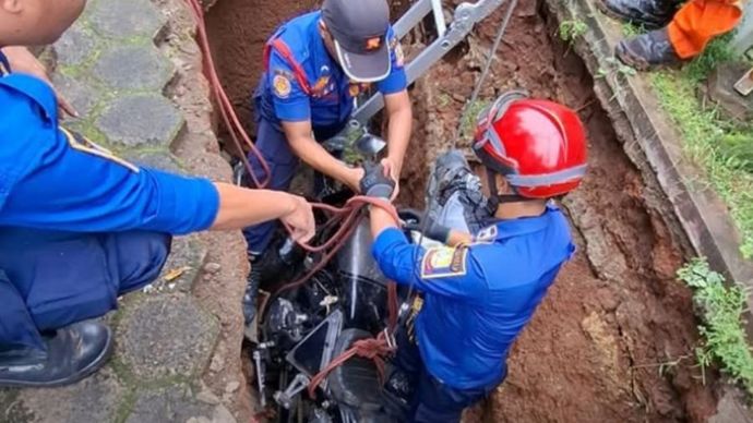 Motor Tiba-tiba Nyemplung ke Tanah Amblas di Jatirahayu Bekasi
