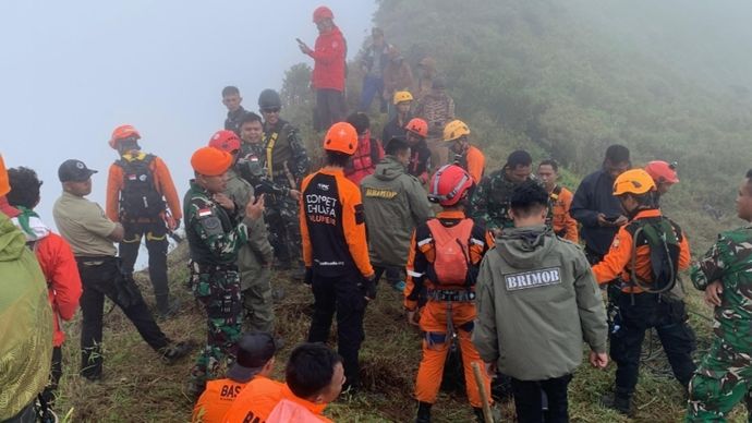 Tim SAR gabungan berhasil menemukan korban serta sejumlah bagian pesawat di area operasi jatuhnya pesawat ATR 42-500