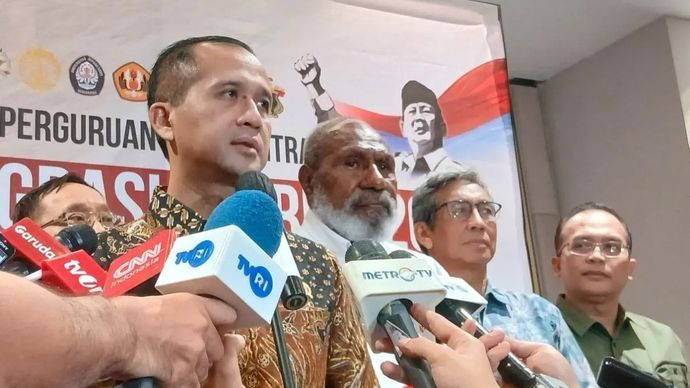 Menteri Transmigrasi M Iftitah Sulaiman Suryanagara memberikan keterangan dalam Konferensi Pers Pembukaan Rapat Koordinasi Perguruan Tinggi Mitra Transmigrasi Patriot 2026 di Jakarta, Minggu malam, 18 Januari 2026. ANTARA/Uyu Septiyati Liman.