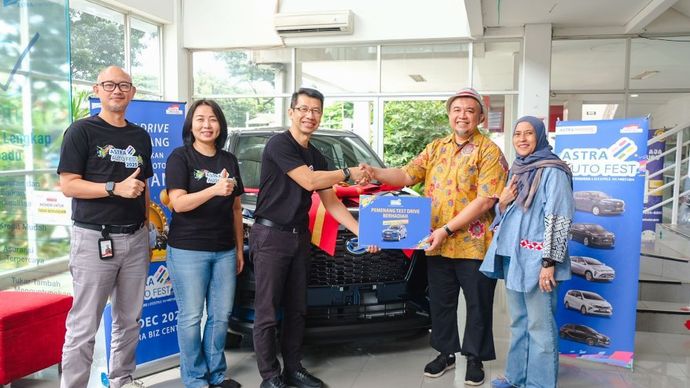 Penyerahan pemenang test drive berhadiah mobil Daihatsu Rocky Hybrid oleh Tri Mulyono, Marketing &amp; Customer Relation Division Head PT Astra International - Daihatsu Sales Operation sekaligus Vice Project Officer Astra Auto Fest 2025 kepada Muhammad Pulungan di Astra Daihatsu Bintaro, pada Senin (19/1/2026). (Foto: Istimewa)