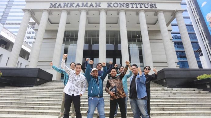 Pengurus IWAKUM usai sidang putusan permohonan mereka di Mahkamah Konstitusi. 