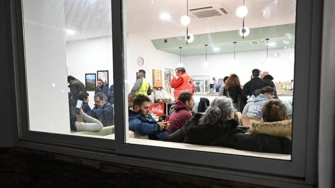 Para penumpang terlihat di lokasi pemukiman di Adamuz, Spanyol, 19 Januari 2026. (Xinhua/Cheng Min)