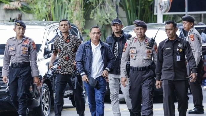Bupati Pati Sudewo (ketiga kiri) dikawal petugas setibanya di Gedung Merah Putih KPK untuk menjalani pemeriksaan lanjutan setelah terjaring dalam operasi tangkap tangan terkait dugaan korupsi, Jakarta, Selasa, 20 Januari 2026. ANTARA FOTO/Asprilla Dw