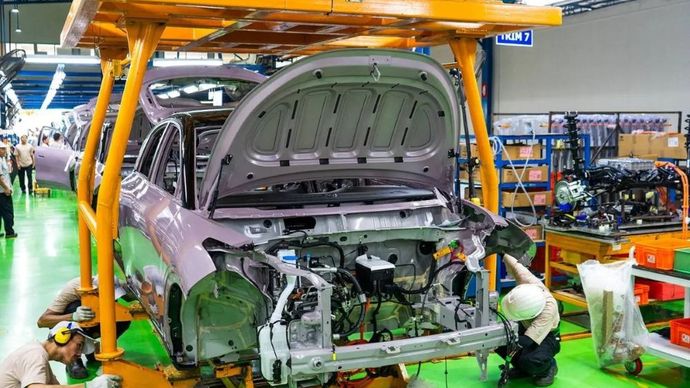 Kegiatan perakiatan dari Geely EX2 di PT Handal Indonesia Motor (HIM). (Foto: ANTARA/HO-Geely)