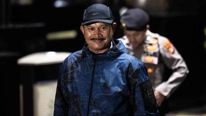 Wali Kota Madiun Maidi dikawal petugas setibanya di Gedung Merah Putih KPK, Jakarta, Senin, 19 Januari 2026. Maidi tiba di KPK untuk menjalani pemeriksaan lanjutan setelah terjaring dalam operasi tangkap tangan bersama 15 orang lainnya terkait dengan fee proyek dan dana CSR di Madiun, Jawa Timur. ANTARA FOTO/Bayu Pratama S./rwa.