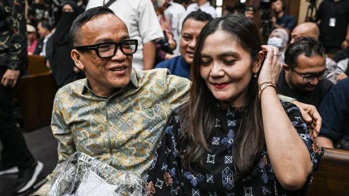 Terdakwa kasus dugaan pemerasan dalam pengurusan sertifikat K3 di Kementerian Ketenagakerjaan Immanuel Ebenezer (kiri) mendapat dukungan dari istrinya Silvia Rinita Harefa (kanan) sebelum mengikuti sidang pembacaan dakwaan di Pengadilan Tipikor, Jakarta, Senin, 19 Januari 2026. Mantan Wakil Menteri Ketenagakerjaan Immanuel Ebenezer bersama 10 terdakwa lainnya yakni Temurila, Miki Mahfud, Fahrurozi, Hery Sutanto, Subhan, Gerry Aditya Herwantor Putra, Irvian Bobby Mahendro Putro, Sekarsari Kartika Putri, Anitasari Kusumawati, dan Supriadi didakwa melakukan pemerasan terhadap para pemohon sertifikasi atau lisensi Keselamatan dan Kesehatan Kerja (K3) senilai Rp6,52 miliar. ANTARA FOTO/Bayu Pratama S/tom.
