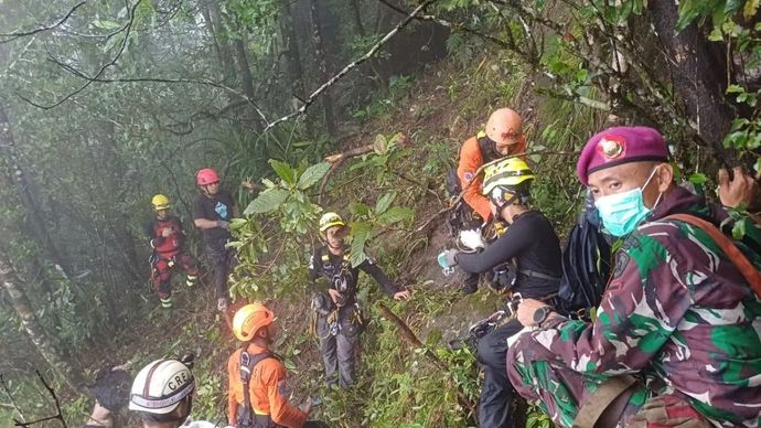 Personel Marinir bersama tim SAR gabungan turut terlibat dalam proses evakuasi pesawat ATR 42-500 di Lereng Gunung Bulusaraung, Kabupaten Pangkep, Sulawesi Selatan, Senin, 19 Januari 2026. (ANTARA/Ho-Pen Mari)