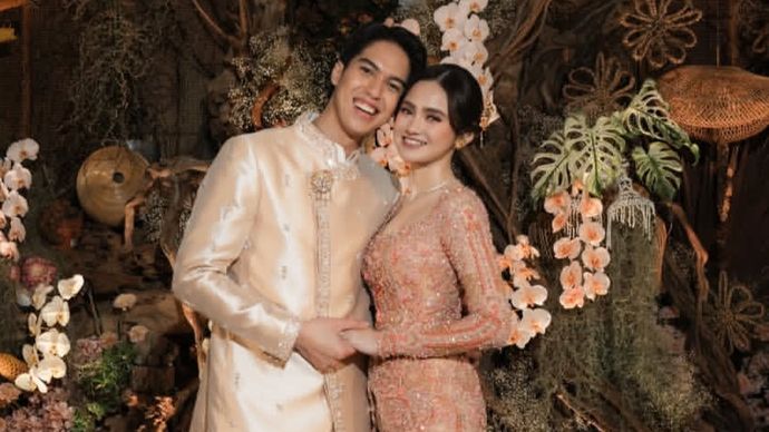 Momen lamaran El Rumi dan Syifa Hadju