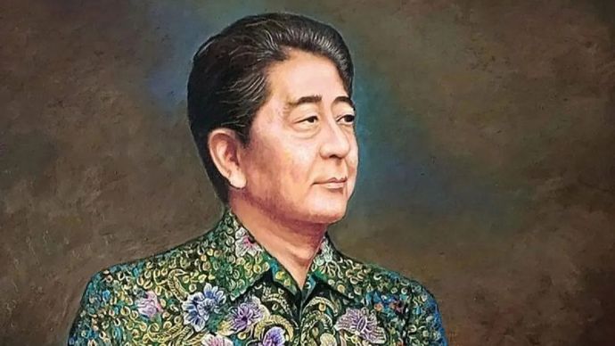 Ilustrasi - Lukisan sosok mantan Perdana Menteri (PM) Jepang Shinzo Abe mengenakan batik Jawa Hokokai. ANTARA/HO-Dipo Alam/pri.