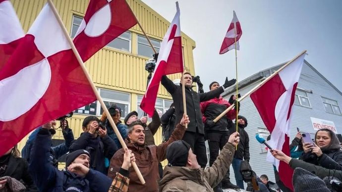 Perdana Menteri Greenland Jens-Frederik Nielsen (kiri, di atas salju) terlihat saat demonstrasi menentang tindakan dan pernyataan AS yang mengisyaratkan kontrol atas Greenland di Nuuk, ibu kota Greenland, wilayah otonom Denmark, 17 Januari 2026. ANTARA/XInhua/Anders Kongshaug/Xinhua)